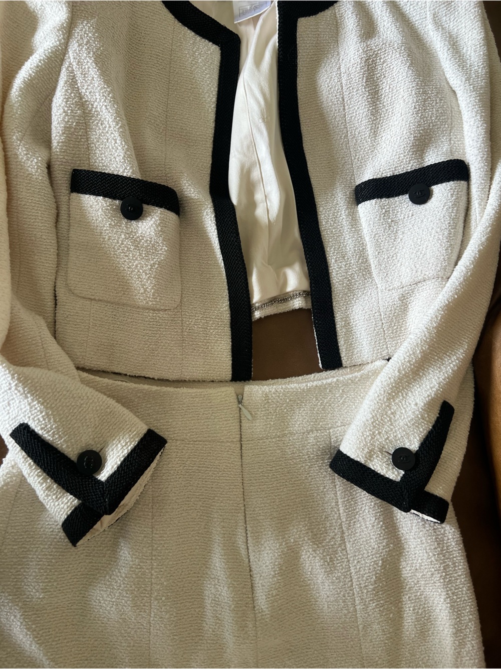 STUNNING Vintage tweed Chanel suit set - Picture 7 of 8